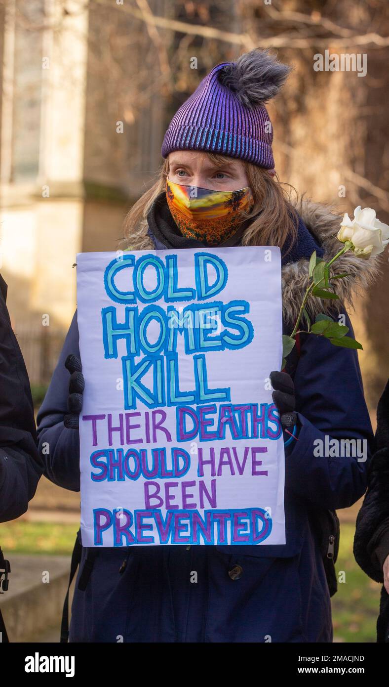 London, England, Großbritannien. 19. Januar 2023. Treibstoffarmut-Aktivisten inszenieren Bestattungsmarsch für Wintertote in Westminster, beginnend bei den Parlamentsgebäuden und endend außerhalb der Downing Street, behaupten Aktivisten, dass 13400 Menschen im letzten Jahr aufgrund von Treibstoffarmut ihr Leben verloren haben. (Kreditbild: © Tayfun Salci/ZUMA Press Wire) NUR REDAKTIONELLE VERWENDUNG! Nicht für den kommerziellen GEBRAUCH! Stockfoto