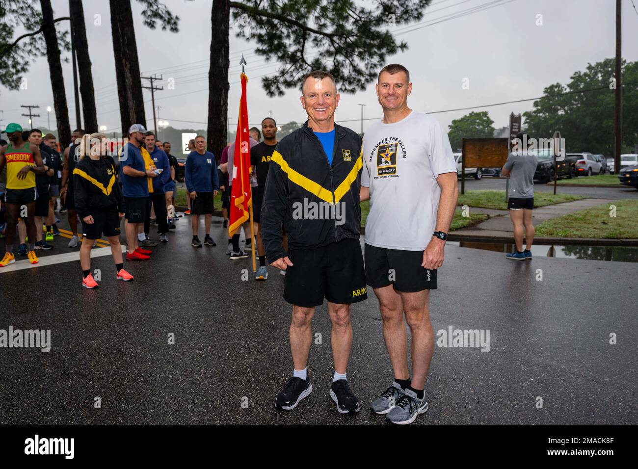 USA Army General Paul Funk, Befehlshaber der US-Armee für Ausbildung und Doktrin, und Colonel Chesley Thigpen, Befehlshaber der 733d Mission Support Group, führt im Lauf/Spaziergang 5k über 500 Läufer an, um die tapferen Männer und Frauen zu ehren, die ihr Leben verloren haben, während sie im Dienst der in den USA waren Militär, 25. Mai 2022, Fort Eustis, Virginia. Stockfoto