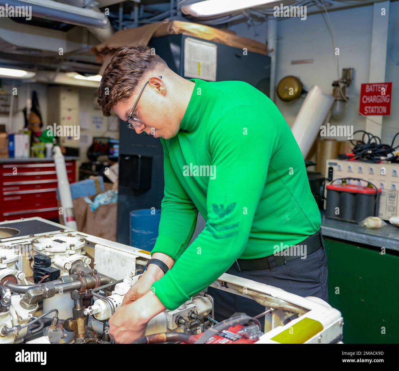 220525-N-FB730-1036 IONISCHES MEER (25. Mai 2022) Aviation Support Equipment Technician 2. Class Donald Horn, aus Columbus, Ohio, verbindet Drähte auf einem Spotting Dolly an Bord der USS Harry S. Truman (CVN 75), Mai. 25, 2022. Die Harry S. Truman Carrier Strike Group befindet sich in einem geplanten Einsatz in den USA Marinestreitkräfte Europa Einsatzgebiet, angestellt von den USA Sechste Flotte, die die Interessen der USA, Allied und Partner verteidigt. Stockfoto