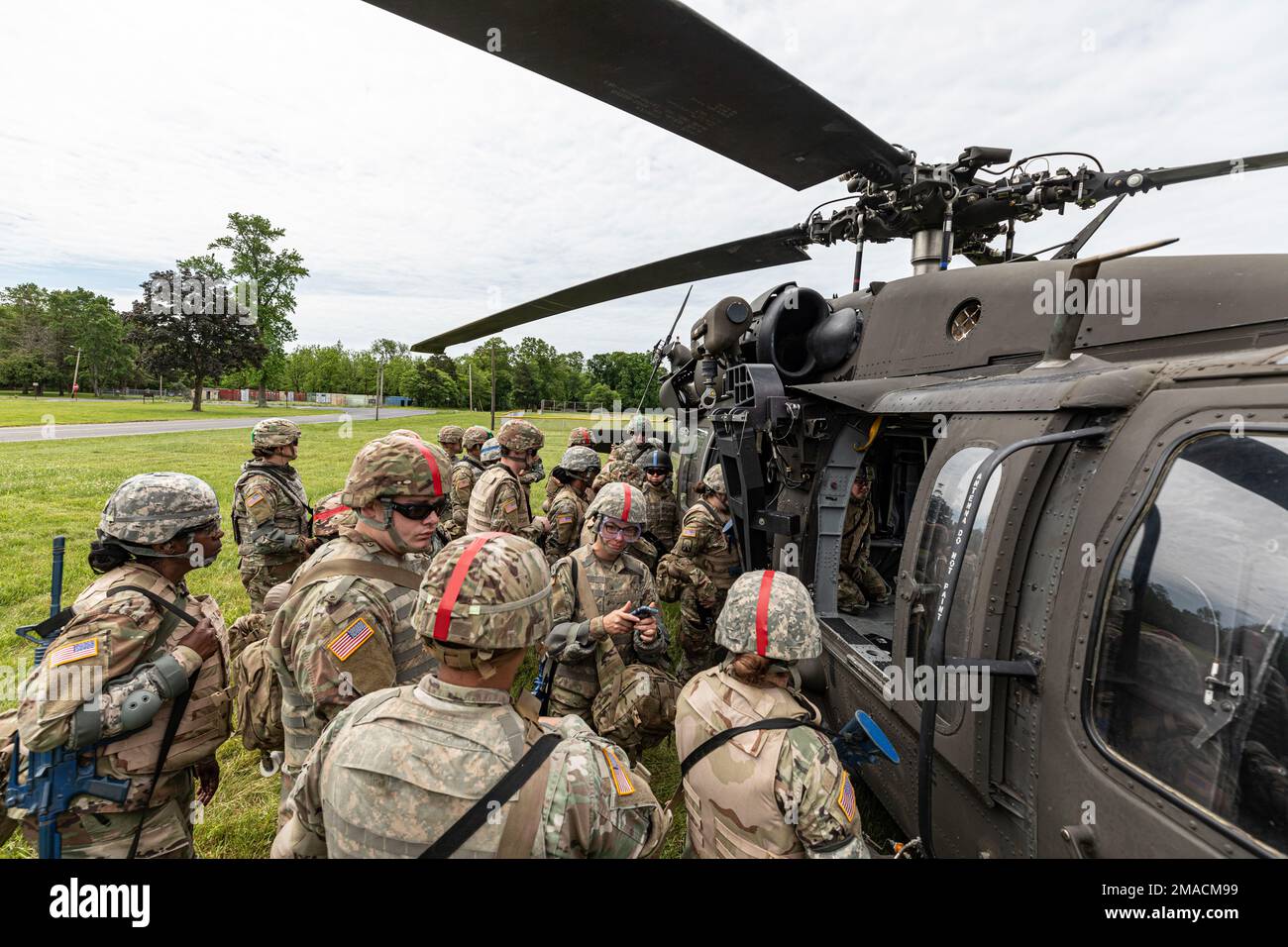 USA Soldaten der Army Reserve und der Nationalgarde, die am Medical Simulation Training Center teilnehmen, mit einem New Jersey National Guard UH-60L Black Hawk MEDEVAC Helikopter auf der Joint Base McGuire-Dix-Lakehurst, New Jersey, 25. Mai 2022. Stockfoto