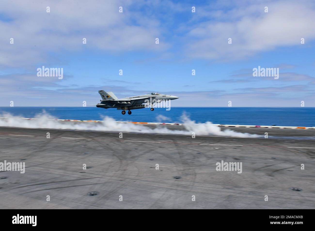 220525-N-DU622-2194 PACIFIC OCEAN (25. Mai 2022) eine FA-18E Super Hornet, aus den Blauen Diamanten der Strike Fighter Squadron (VFA) 146, startet vom Flugdeck des Flugzeugträgers USS Nimitz (CVN 68). Nimitz ist im Einsatzgebiet der 3. US-Flotte unterwegs. Flugzeugträger, CVN 68, Navy, Nimitz, Super Hornet, Stockfoto