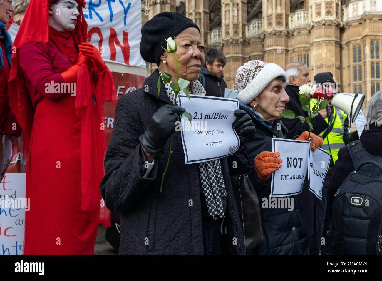 London, England, Großbritannien 19/01/2023 Demonstranten der Fuel Poverty Action versammeln sich in Westminster und halten eine Schweigeminute, um diejenigen zu gedenken, die dieses und jedes Jahr ihr Leben wegen Kälte und Feuchtigkeit in ihren Häusern verloren haben. Dann hielten sie einen „bestattungsmarsch“ in die Downing Street, wo sie den Sarg legten, der die Zahlen 13400, die Zahl der übermäßigen Todesfälle in diesem Jahr, enthielt. Zu den Rednern zählten John McDonnell, Abgeordneter der Labour-Partei, und Baron Prem Sikka Stockfoto