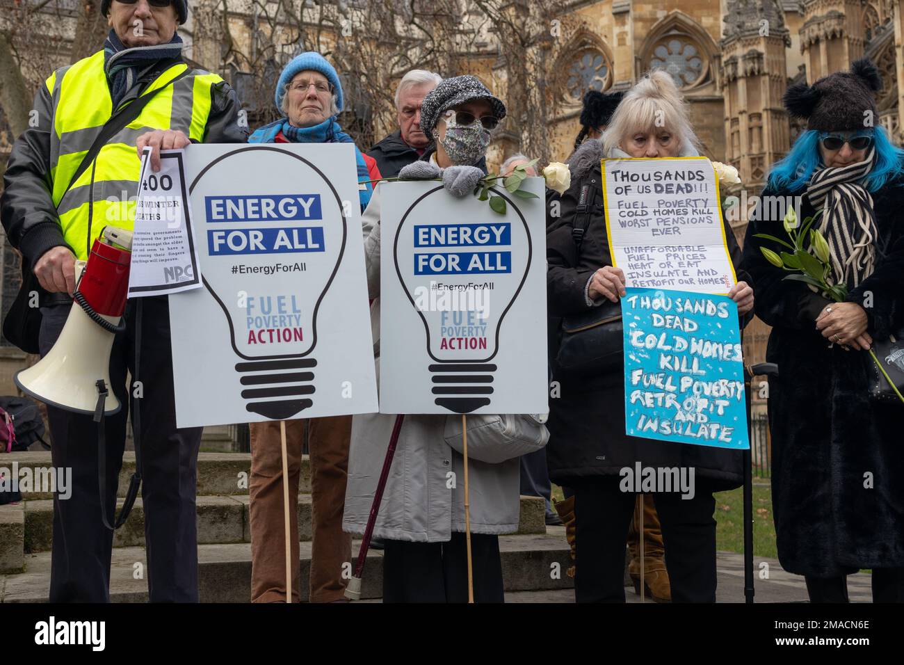 London, England, Großbritannien 19/01/2023 Demonstranten der Fuel Poverty Action versammeln sich in Westminster und halten eine Schweigeminute, um diejenigen zu gedenken, die dieses und jedes Jahr ihr Leben wegen Kälte und Feuchtigkeit in ihren Häusern verloren haben. Dann hielten sie einen „bestattungsmarsch“ in die Downing Street, wo sie den Sarg legten, der die Zahlen 13400, die Zahl der übermäßigen Todesfälle in diesem Jahr, enthielt. Zu den Rednern zählten John McDonnell, Abgeordneter der Labour-Partei, und Baron Prem Sikka Stockfoto