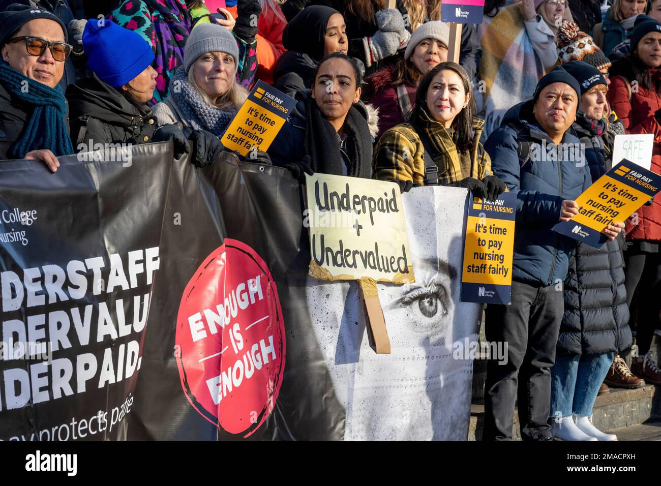 Krankenschwestern des Royal College of Nursing streiken am 19. Januar 2023 in London, England, um fairere Bezahlung und Arbeitsbedingungen auf einer Streiklinie vor dem University College London Hospital (UCL) NHS Trust. Dies ist der zweite von zwei Tagen Streik und ein weiteres Datum in Großbritanniens bisher größtem Arbeitskampf von Krankenschwestern in der Geschichte des NHS. Stockfoto