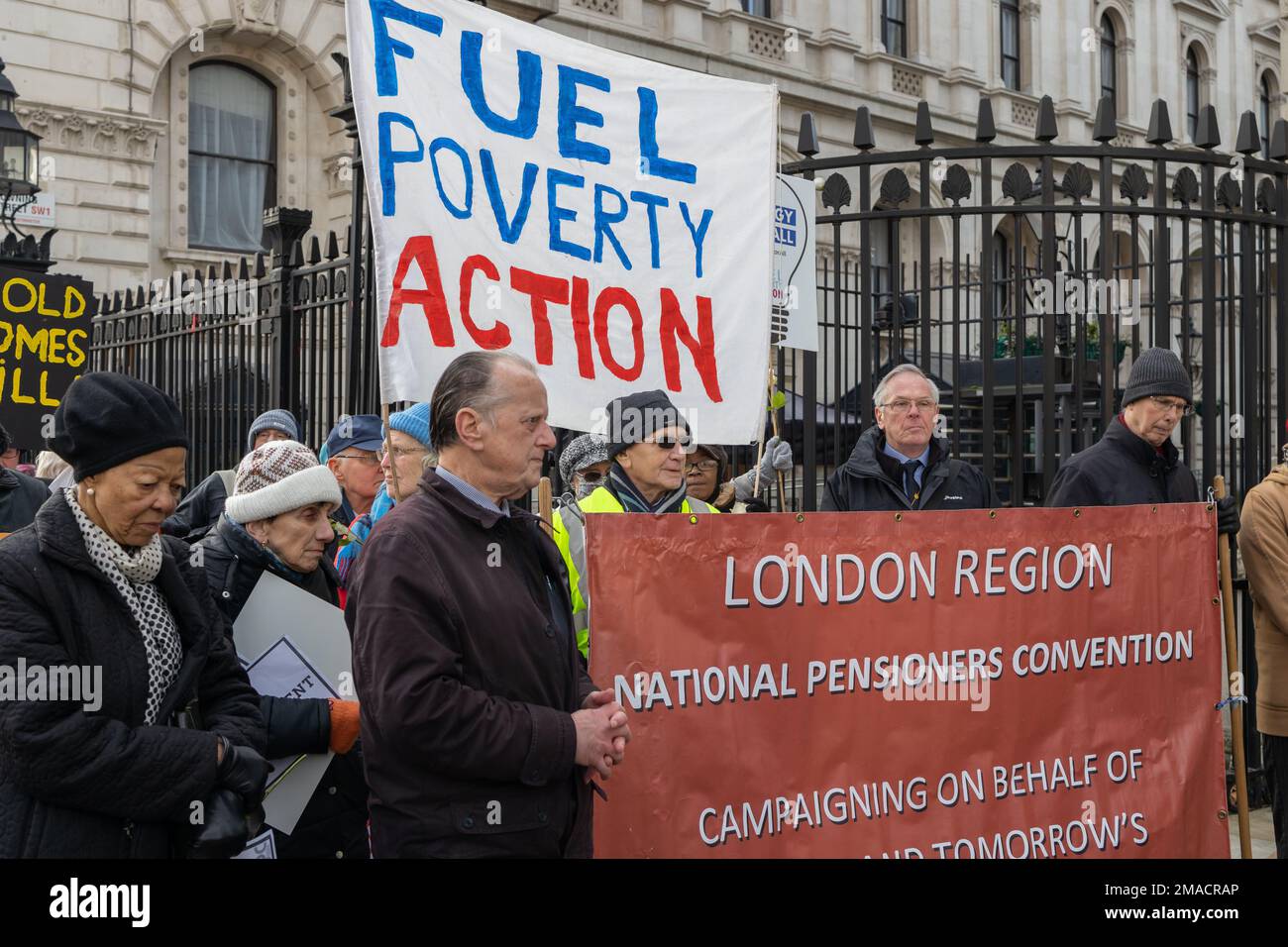 London, England, Großbritannien 19/01/2023 Demonstranten der Fuel Poverty Action versammeln sich in Westminster und halten eine Schweigeminute, um diejenigen zu gedenken, die dieses und jedes Jahr ihr Leben wegen Kälte und Feuchtigkeit in ihren Häusern verloren haben. Dann hielten sie einen „bestattungsmarsch“ in die Downing Street, wo sie den Sarg legten, der die Zahlen 13400, die Zahl der übermäßigen Todesfälle in diesem Jahr, enthielt. Zu den Rednern zählten John McDonnell, Abgeordneter der Labour-Partei, und Baron Prem Sikka Stockfoto