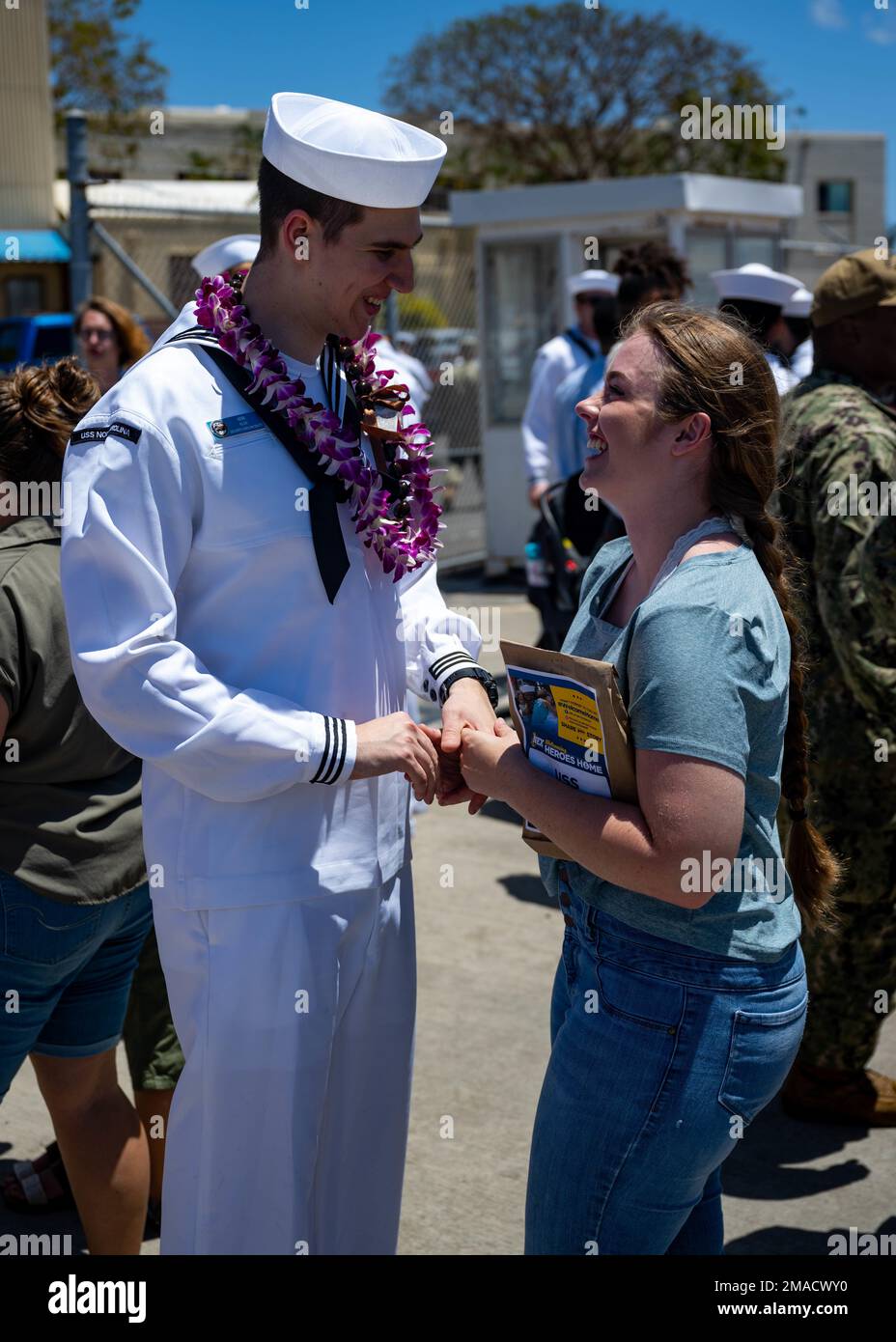 220525-N-LN285-2355 JOINT BASE PEARL HARBOR-HICKAM (25. MAI 2022) -- Electronics Technician (Nuclear) 3. Class Matthew Webb aus Peoria, Illinois, dem Schnellangriff-U-Boot USS North Carolina (SSN 777) der Virginia-Klasse zugewiesen, trifft sich mit seiner Familie wieder, nachdem das Boot nach dem Einsatz im Zuständigkeitsbereich der 7.-Flotte zur Joint Base Pearl Harbor-Hickam zurückkehrt. North Carolina führte während des verlängerten, siebenmonatigen Indo-Pacific-Einsatzes ein ganzes Spektrum von Operationen durch, einschließlich U-Boot- und oberflächenabwehren Kriegsführung. Stockfoto