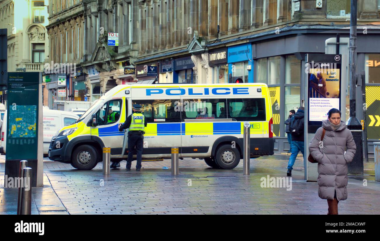 Ein Polizeiwagen, der bei der Entsendung von Beamten auf der Straße für eine Schicht in der Gordon Street Glasgow, Schottland, Großbritannien, eingesetzt wurde Stockfoto