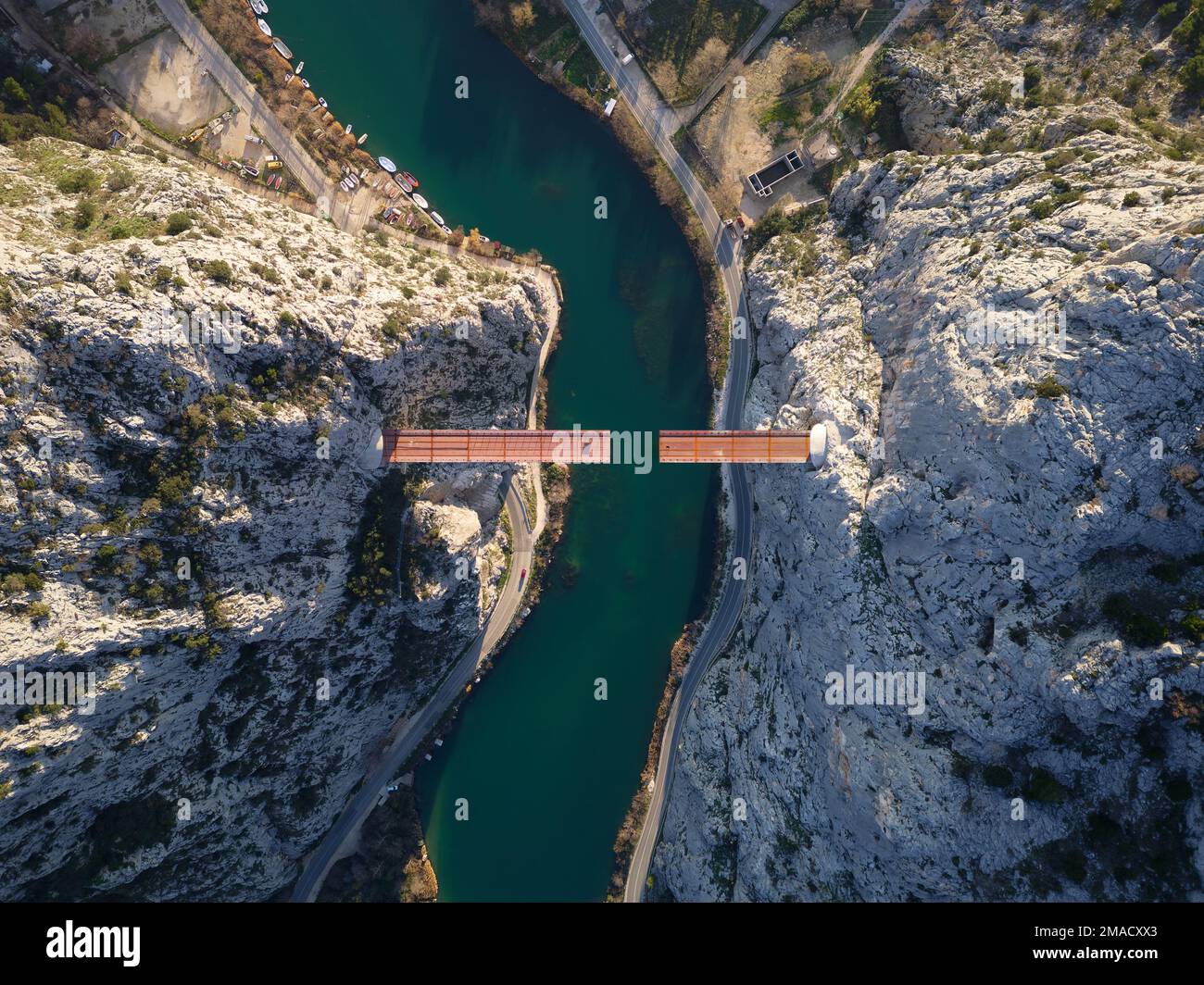 Luftaufnahme der unvollendeten Brücke in Omis, Kroatien über den Fluss Cetina. Die Brücke wird zwischen dem Canyon gebaut. Stockfoto