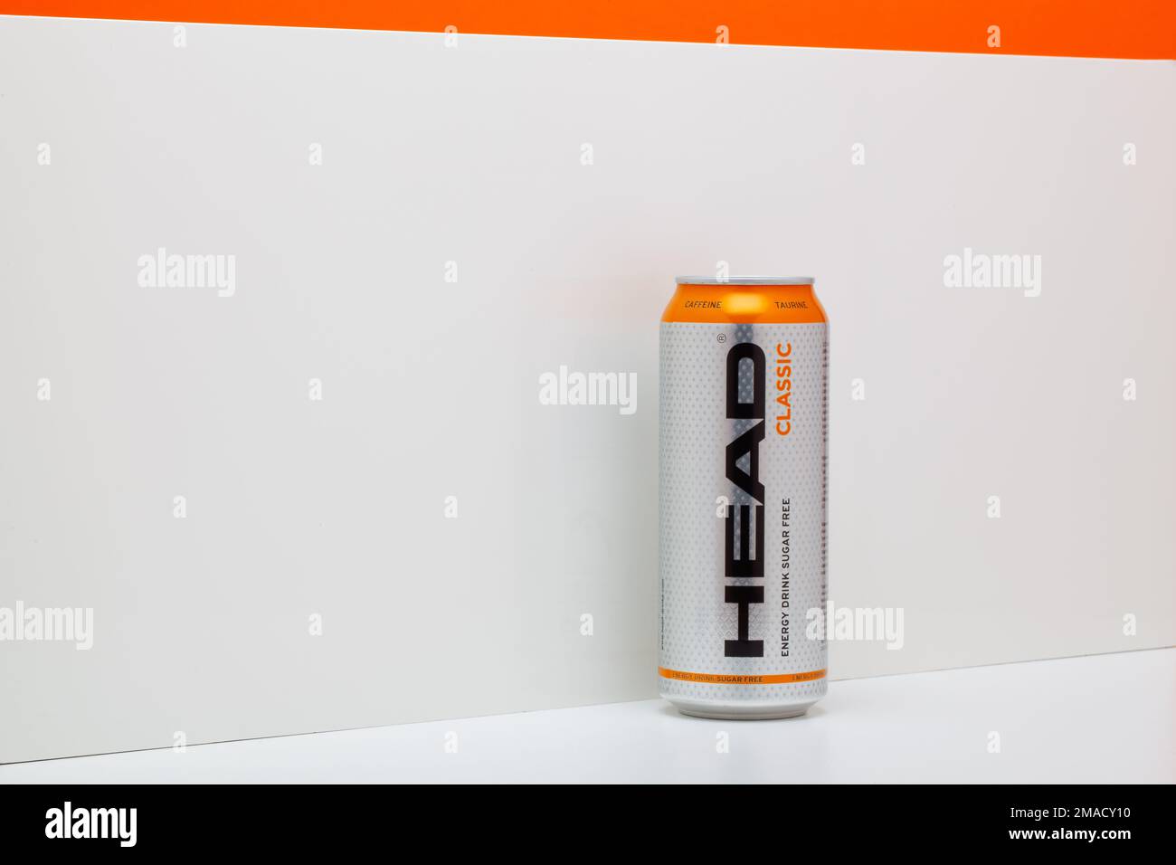 Prag, Tschechische Republik - 23, März 2022: HEAD CLASSIC Energy Drink auf weißem Hintergrund. HEAD Energy Drinks enthalten Koffein und Taurin, die stimulierenden Stockfoto