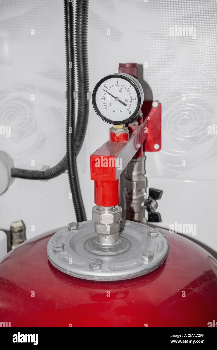 Manometer zum Einstellen des Drucks im Hydrauliktank. Ein System zum  Druckausgleich in der Heizung Stockfotografie - Alamy
