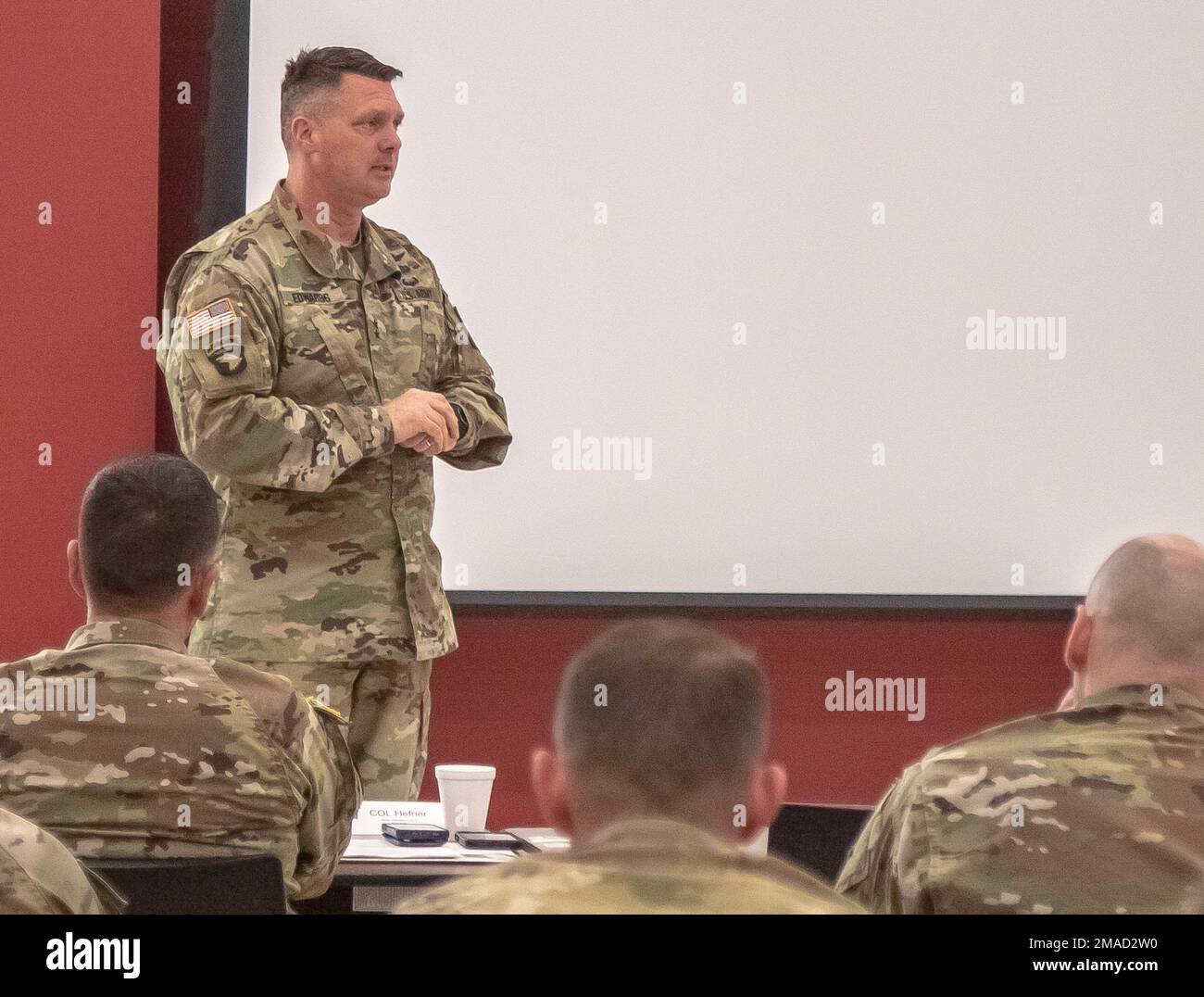 JBLM, Washington - Major General Joseph A. Edwards, der kommandierende General der Ersten Armee-Division West, spricht während der Division Academics Week in den USA vor einer Versammlung von hauptsächlich Soldaten der Infanterie-Brigade 189. Army Reserve Center in JBLM, Washington, unter Leitung von Ausbildern der Ops Group Charlie, Mission Command Training Program of Fort Leavenworth, Kansas, nahmen Soldaten der 189. Infanteriebrigade an Vorträgen und Gesprächen in großen und kleinen Gruppen Teil, um die Bereitschaft zur Evaluierung der OC/T-Ausbildung in den Bereichen Nachhaltigkeit insgesamt zu verbessern. Luftverteidigung, Befehls- und Kontrollmethodik Stockfoto