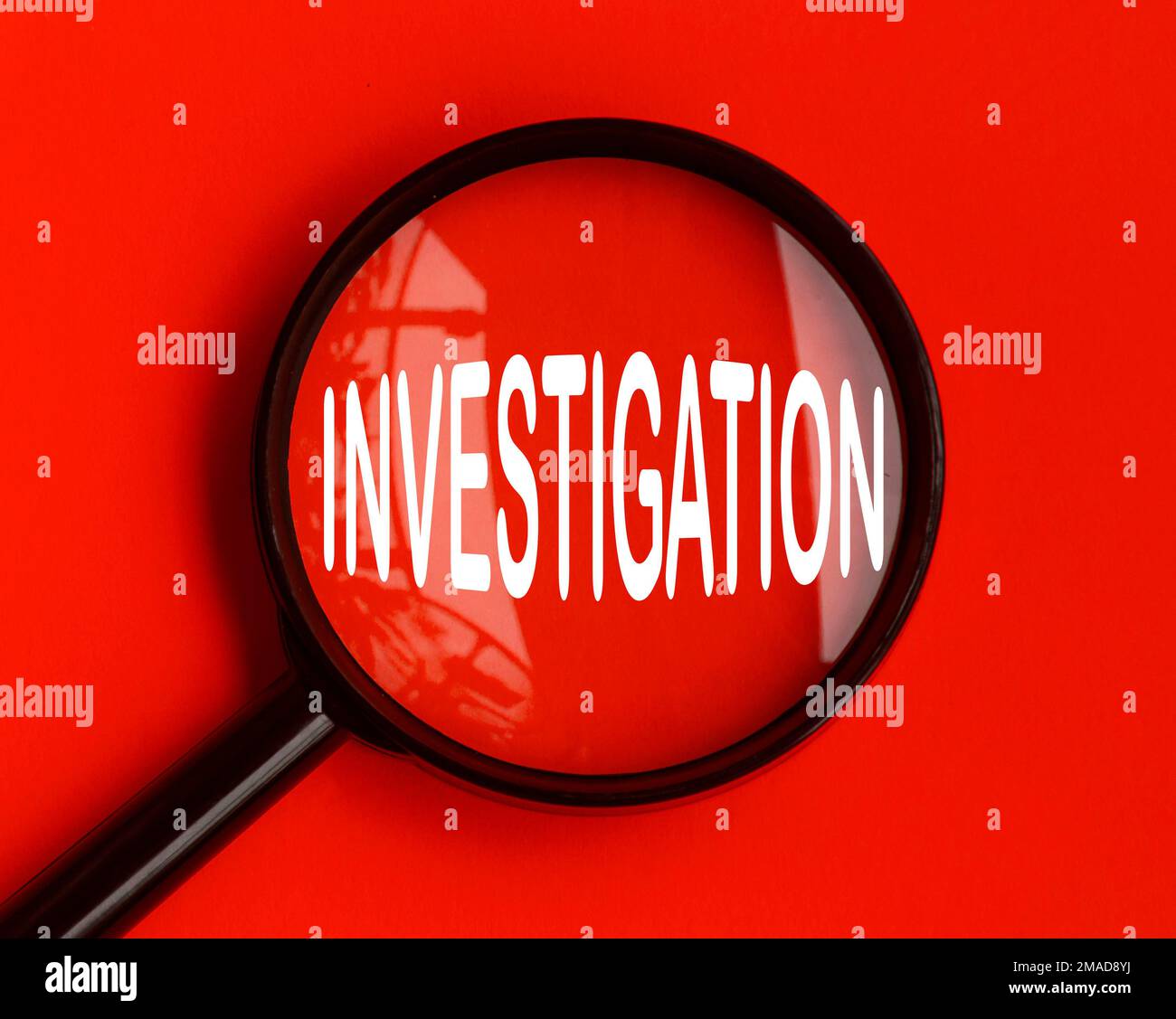 Untersuchungstext auf rotem Umschlag mit Lupe. Betrugs- und Betrugskonzept Stockfoto
