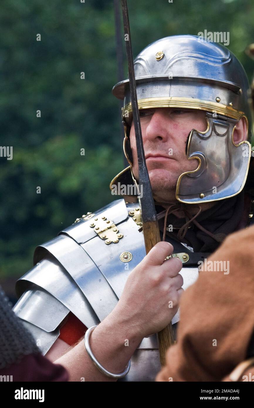 Legionär der römischen Armee in einem kaiserlichen Helm mit Pilum Stockfoto