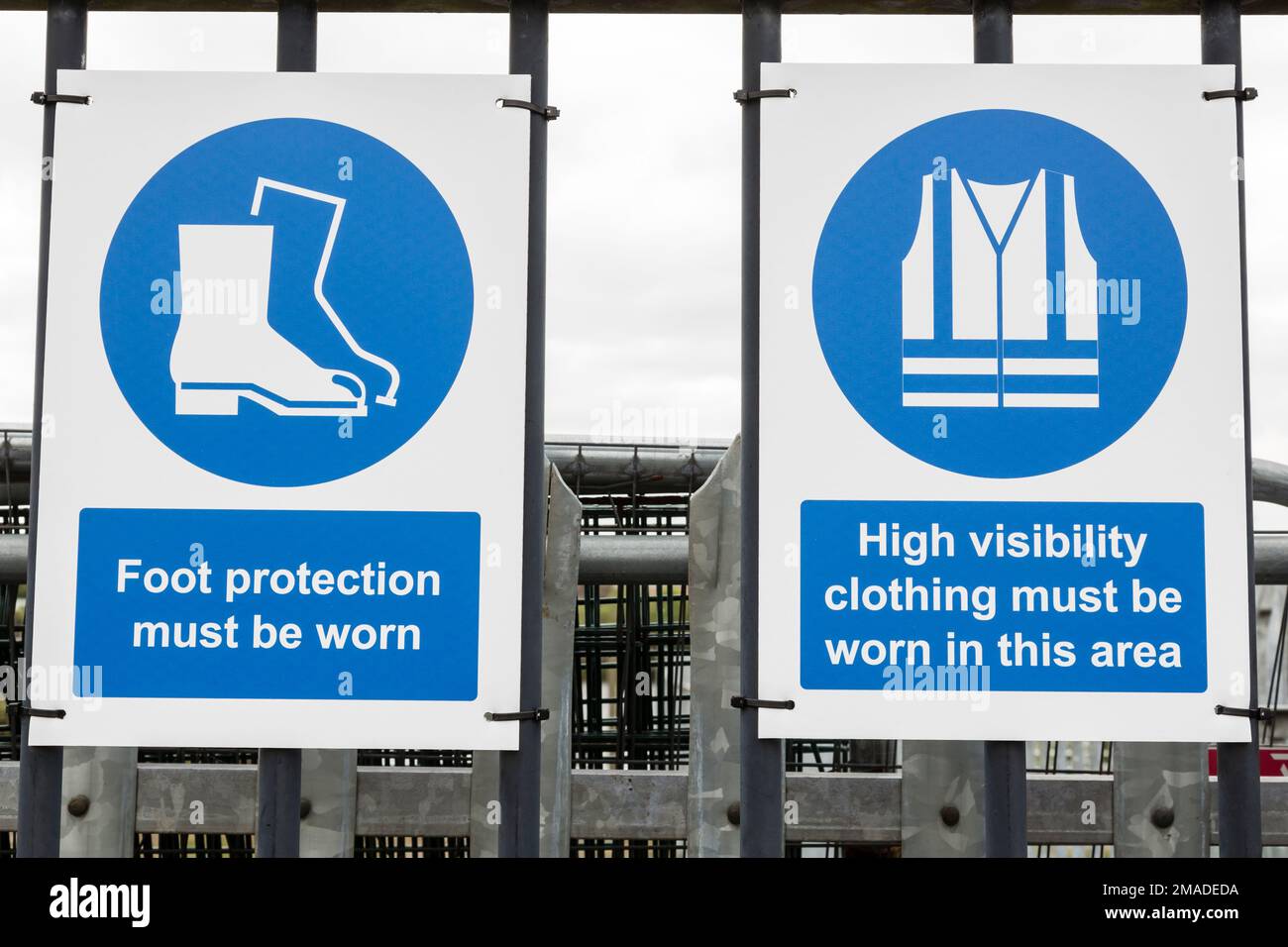 Am Eingang zu einem Arbeitsplatz, Schottland, Großbritannien, Europa, müssen Warnkleidung und Fußschutz getragen werden Stockfoto