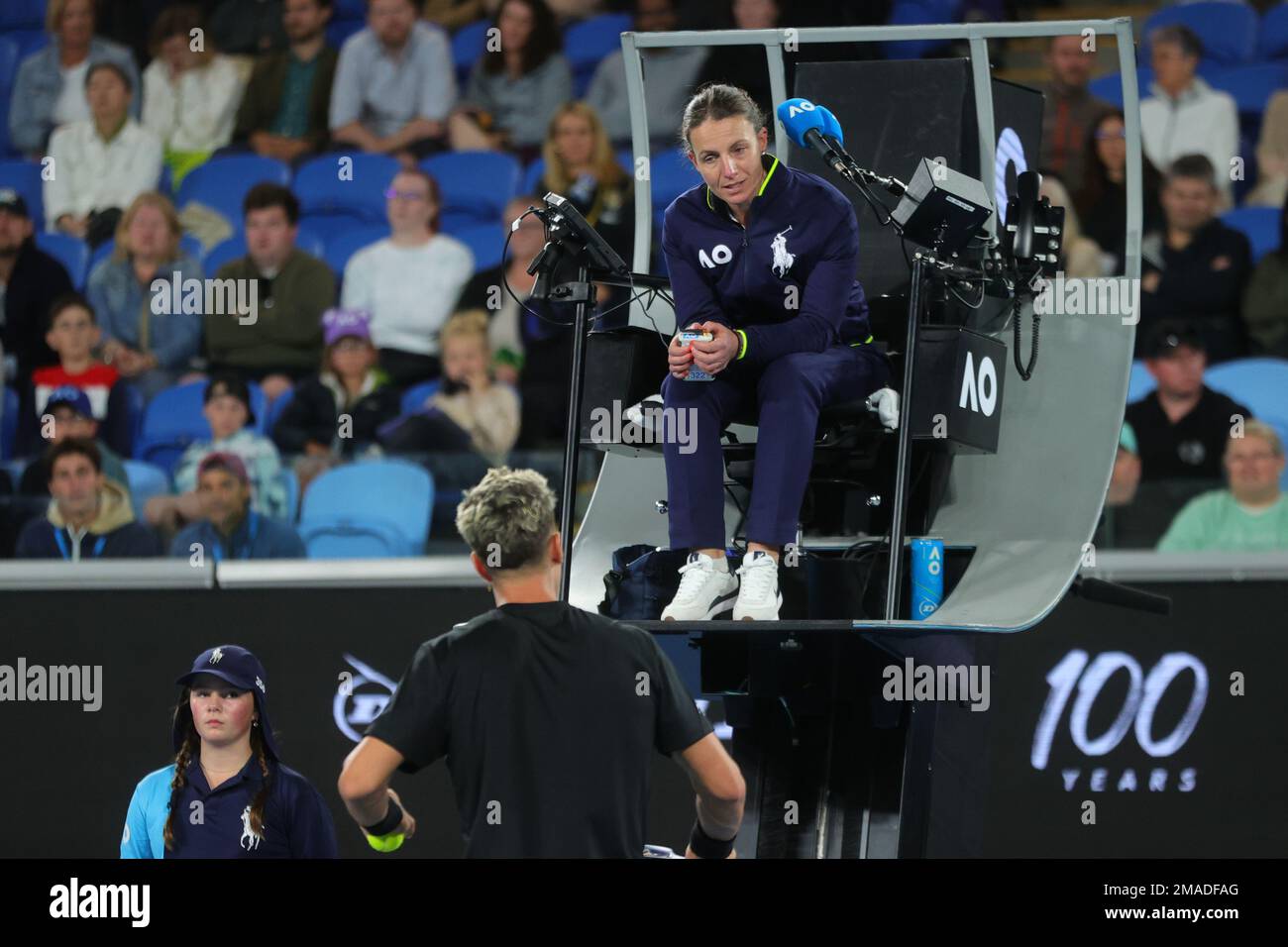 Thanasi Kokkinakis aus Australien streitet sich mit Schiedsrichter Eva Asderaki-Moore aus Griechenland, nachdem er während des Spiels in Runde 2 zwischen Andy Murray aus Großbritannien und Thanasi Kokkinakis aus Australien am 4. Tag auf dem Australian Open Tennis 2023 in der Margaret Court Arena, Melbourne, gegen den Kodex verstoßen hat. Australien am 19. Januar 2023. Foto von Peter Dovgan. Nur redaktionelle Verwendung, Lizenz für kommerzielle Verwendung erforderlich. Keine Verwendung bei Wetten, Spielen oder Veröffentlichungen von Clubs/Ligen/Spielern. Stockfoto