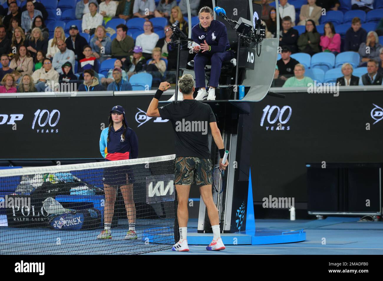Thanasi Kokkinakis aus Australien streitet sich mit Schiedsrichter Eva Asderaki-Moore aus Griechenland, nachdem er während des Spiels in Runde 2 zwischen Andy Murray aus Großbritannien und Thanasi Kokkinakis aus Australien am 4. Tag auf dem Australian Open Tennis 2023 in der Margaret Court Arena, Melbourne, gegen den Kodex verstoßen hat. Australien am 19. Januar 2023. Foto von Peter Dovgan. Nur redaktionelle Verwendung, Lizenz für kommerzielle Verwendung erforderlich. Keine Verwendung bei Wetten, Spielen oder Veröffentlichungen von Clubs/Ligen/Spielern. Stockfoto