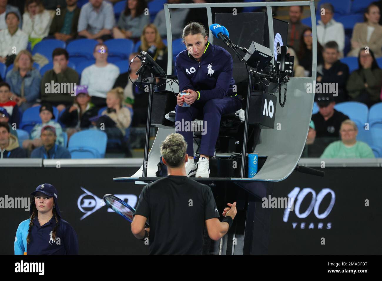 Thanasi Kokkinakis aus Australien streitet sich mit Schiedsrichter Eva Asderaki-Moore aus Griechenland, nachdem er während des Spiels in Runde 2 zwischen Andy Murray aus Großbritannien und Thanasi Kokkinakis aus Australien am 4. Tag auf dem Australian Open Tennis 2023 in der Margaret Court Arena, Melbourne, gegen den Kodex verstoßen hat. Australien am 19. Januar 2023. Foto von Peter Dovgan. Nur redaktionelle Verwendung, Lizenz für kommerzielle Verwendung erforderlich. Keine Verwendung bei Wetten, Spielen oder Veröffentlichungen von Clubs/Ligen/Spielern. Stockfoto