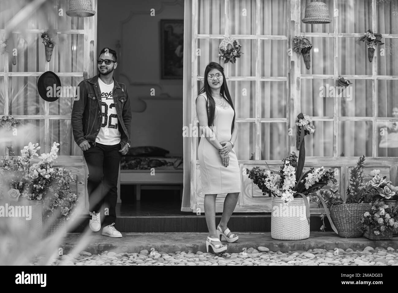 Vor der Hochzeit wurde ein junges indisches Paar im Photo Paradise Studio in Delhi India aufgenommen. Ein romantisches Paar, das in Delhi erschossen wird. Das beste junge Paar India Photo Stockfoto