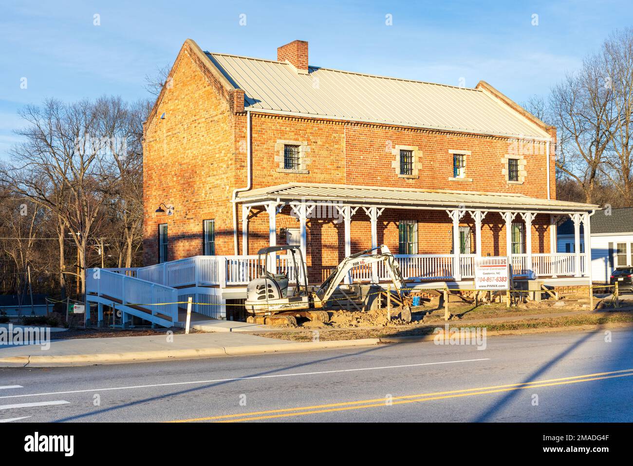 DALLAS, NC, USA-5. JANUAR 2023: Historisches Backsteingebäude in der Innenstadt wird derzeit renoviert. Stockfoto