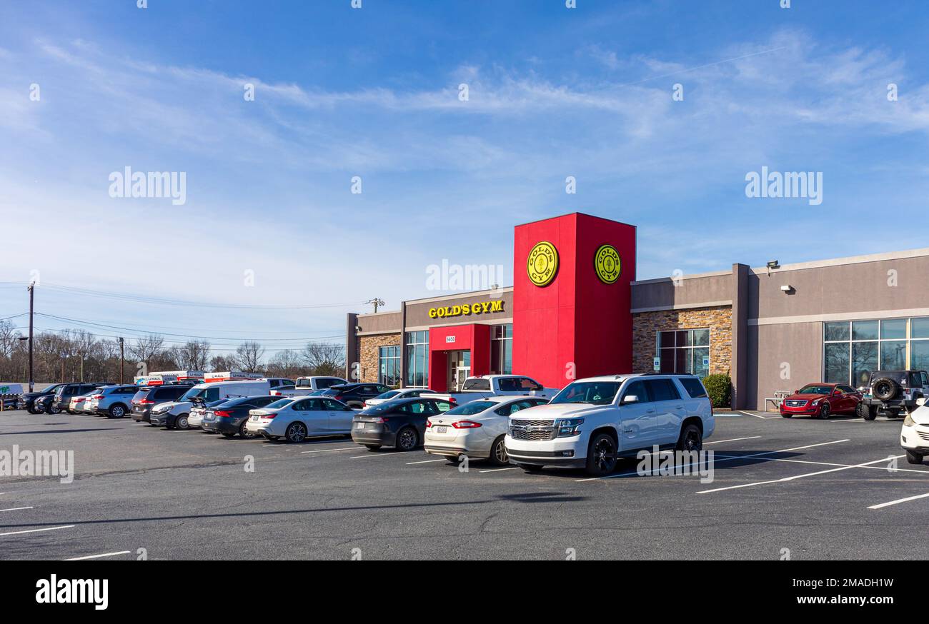 HARRISBURG, NC, USA-15. JANUAR 20203: Bild von Gold's Gym und Parkplatz. Sonniger, blauer Himmel. Stockfoto