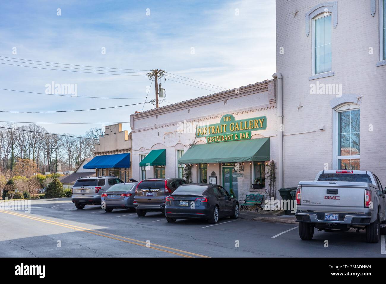 MATTHEWS, NC, USA-15. JANUAR 2023: Das Portrait Gallery Restaurant & Bar im Stadtzentrum. Der Tag des blauen Himmels. Stockfoto