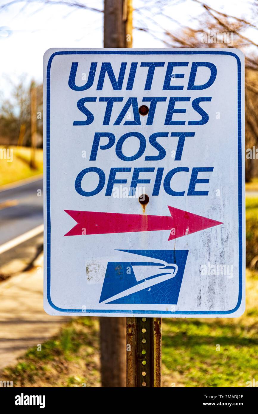 MATTHEWS, NC, USA-15. JANUAR 2023: Metallisches Hinweisschild „United States Post Office“ mit Logo. Stockfoto