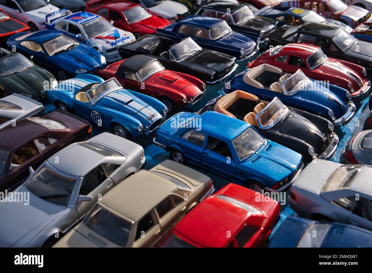 Sammlung von Spielzeugautos auf dem Flohmarkt in Cagliari Stockfoto