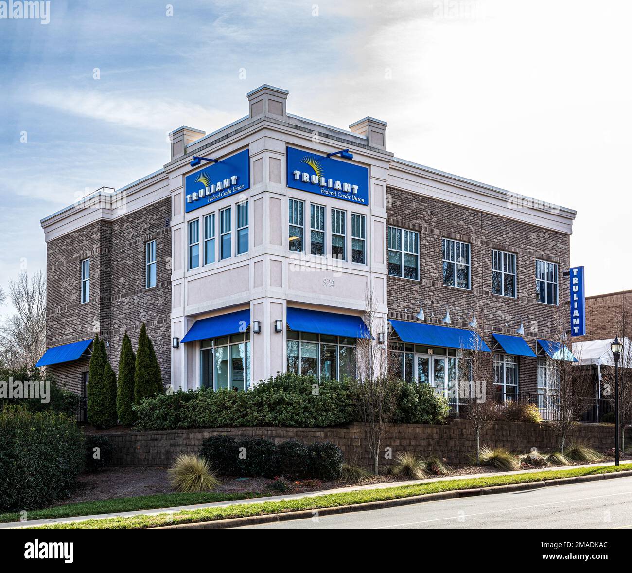 MATTHEWS, NC, USA-15. JANUAR 2023: Truliant Federal Credit Union in Trade Street. Stockfoto