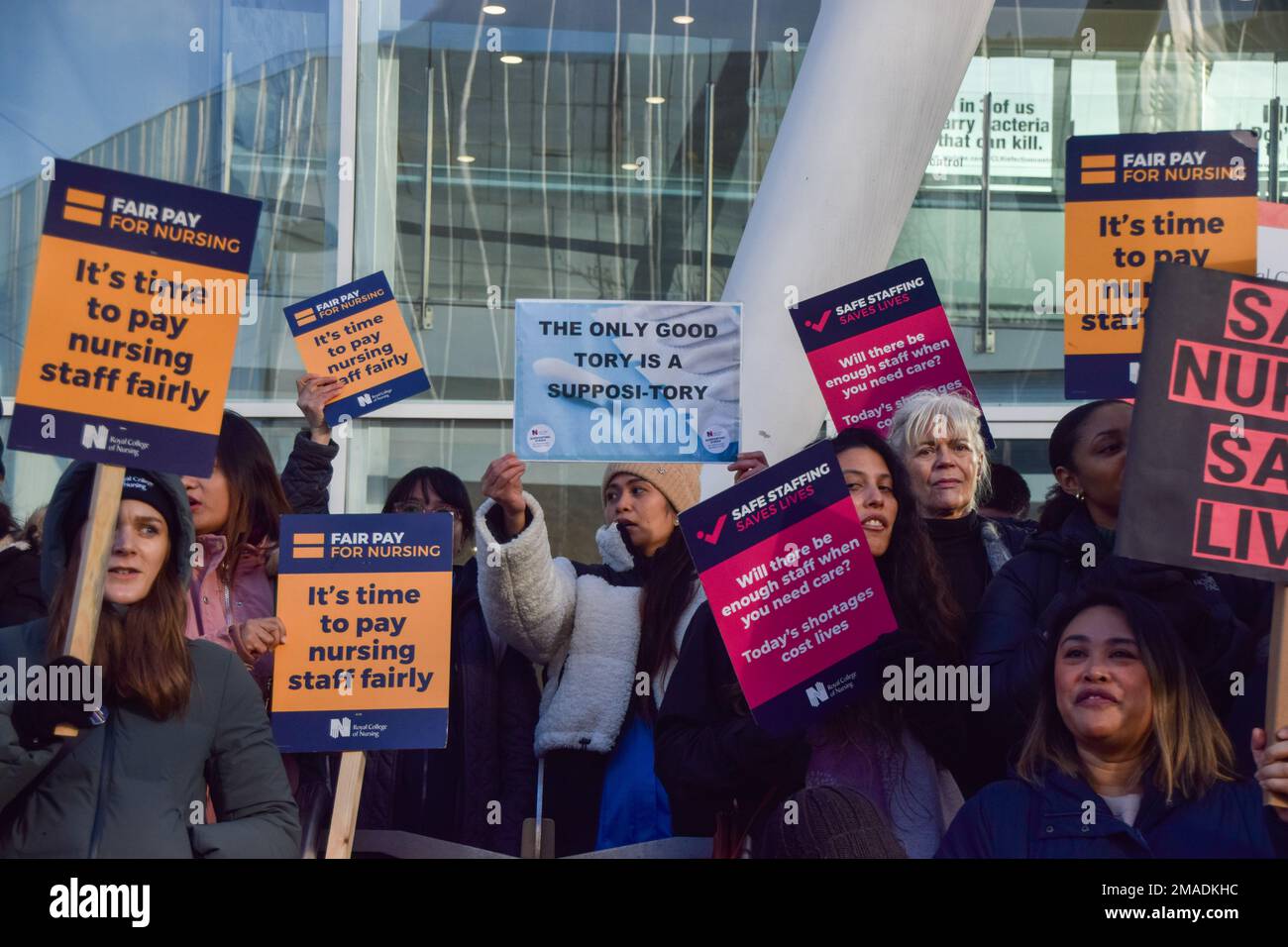 London, Großbritannien. 19. Januar 2023 Vor dem University College Hospital streiken sich die Krankenschwestern in ganz Großbritannien weiter. Kredit: Vuk Valcic/Alamy Live News Stockfoto