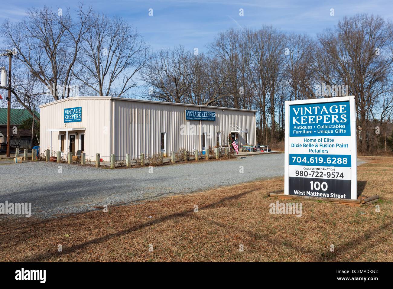 MATTHEWS, NC, USA-15. JANUAR 2023: Antiquitätenladen der Vintage Keepers. Gebäude- und Denkmalschild. Sonniger, blauer Himmel. Stockfoto