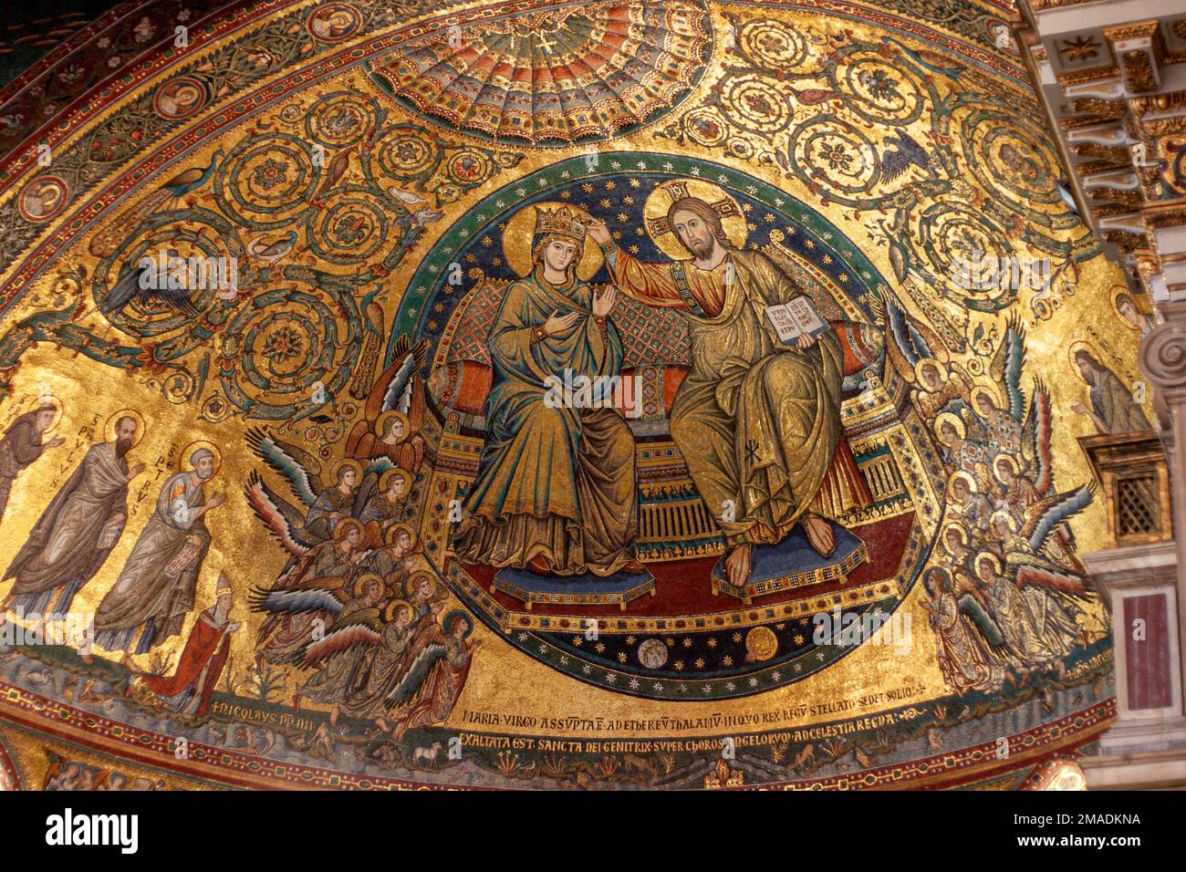 Krönung des Mosaiks der Jungfrau Maria: J. Torritis berühmtes Goldmosaik aus dem Jahr 1290-1295 in der apse Kuppel der Kirche. Stockfoto