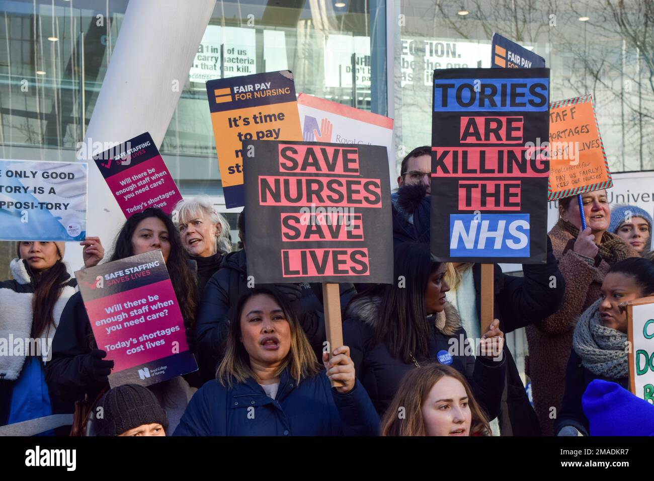 London, Großbritannien. 19. Januar 2023 Vor dem University College Hospital streiken sich die Krankenschwestern in ganz Großbritannien weiter. Kredit: Vuk Valcic/Alamy Live News Stockfoto