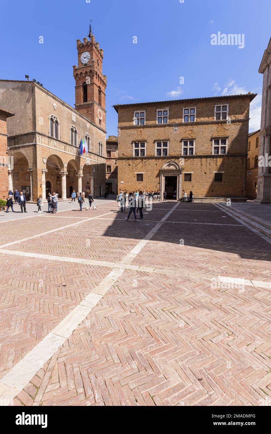 Palazzo Comunale oder Rathaus an der Piazza Comunale in der historischen Stadt Pienza im Val d'Orcia in der Toskana, Italien. Stockfoto