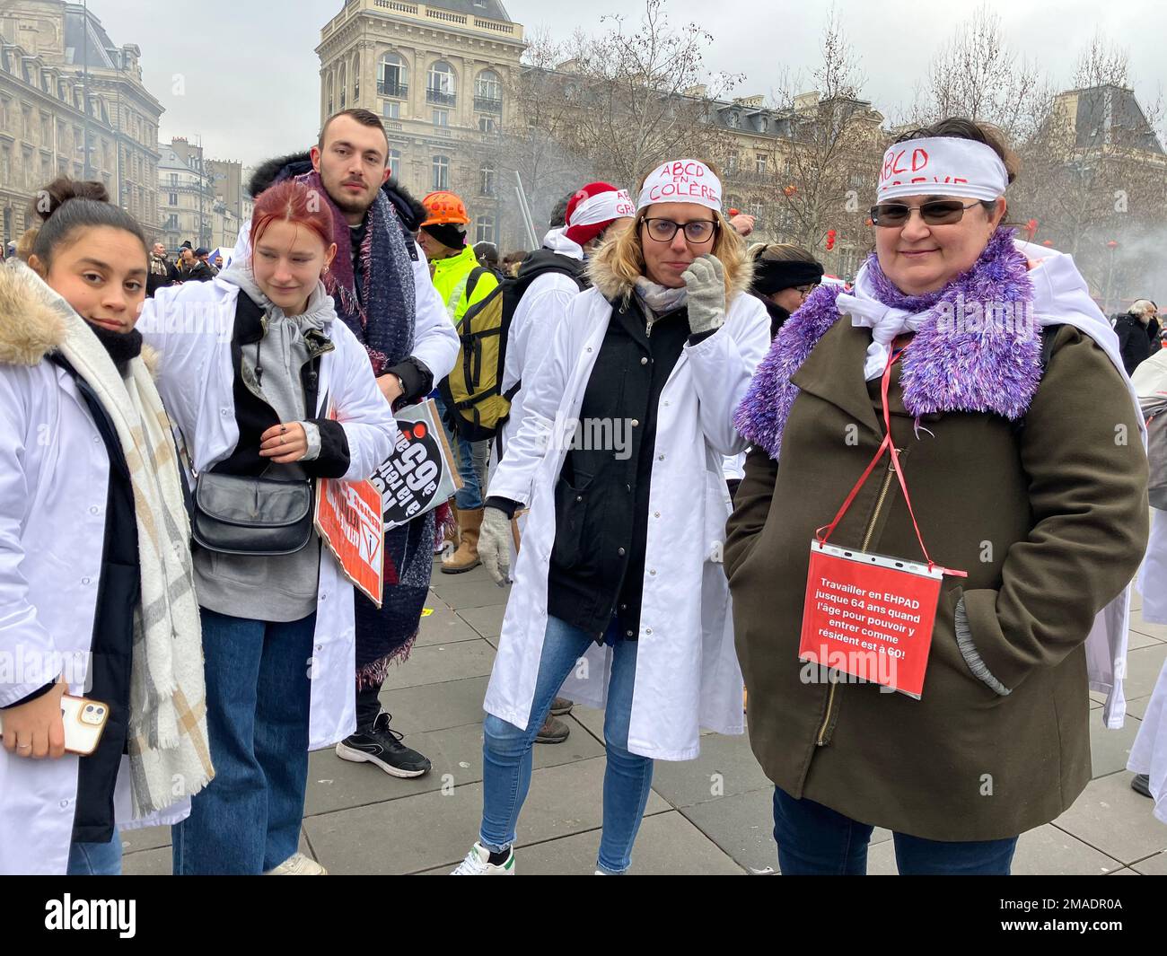 Paris, Frankreich. 19. Januar 2023. 49-jährige Sylvie (r.) Proteste mit Kollegen gegen die geplante Rentenreform der französischen Regierung. (Zu dpa ''Ruhe statt Sterben Zuhause': Großer Protest gegen die Rentenreform in Frankreich') Credit: Rachel Boßmeyer/dpa/Alamy Live News Stockfoto