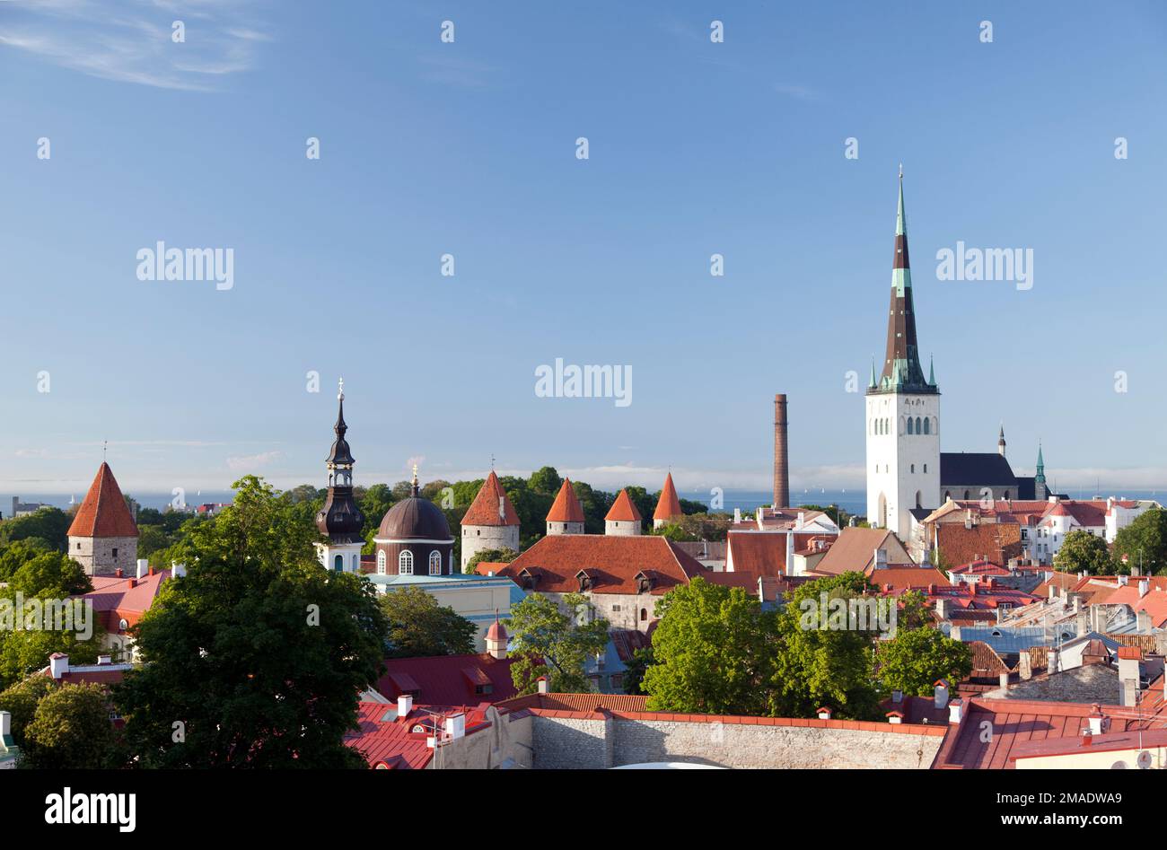 Estland, Tallinn, Blick auf die Altstadt von Tallinn mit Wachtürmen und Olav-Kirche. Stockfoto