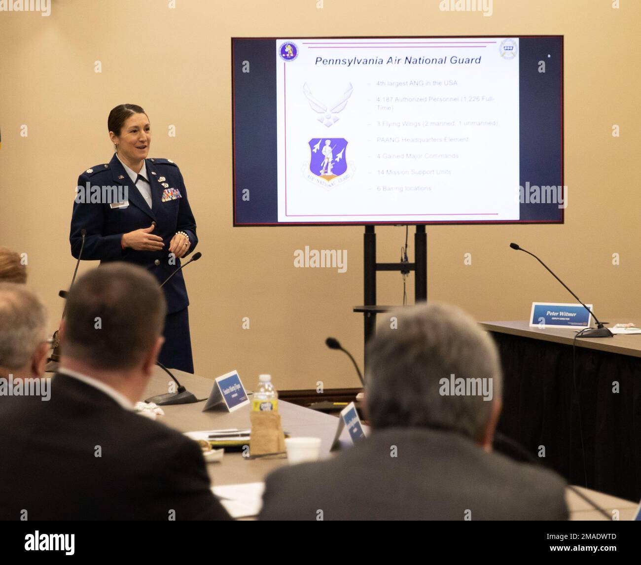 Leutnant Nicole Reigelman, Offizier für Öffentlichkeitsarbeit bei der Pennsylvania Air National Guard, spricht über die Fähigkeiten der PA Air Guard gegenüber der Pennsylvania Military Community Enhancement Commission während ihrer halbjährlichen Sitzung im State Capitol Complex in Harrisburg, Pa, am 26. Mai 2022. Stockfoto