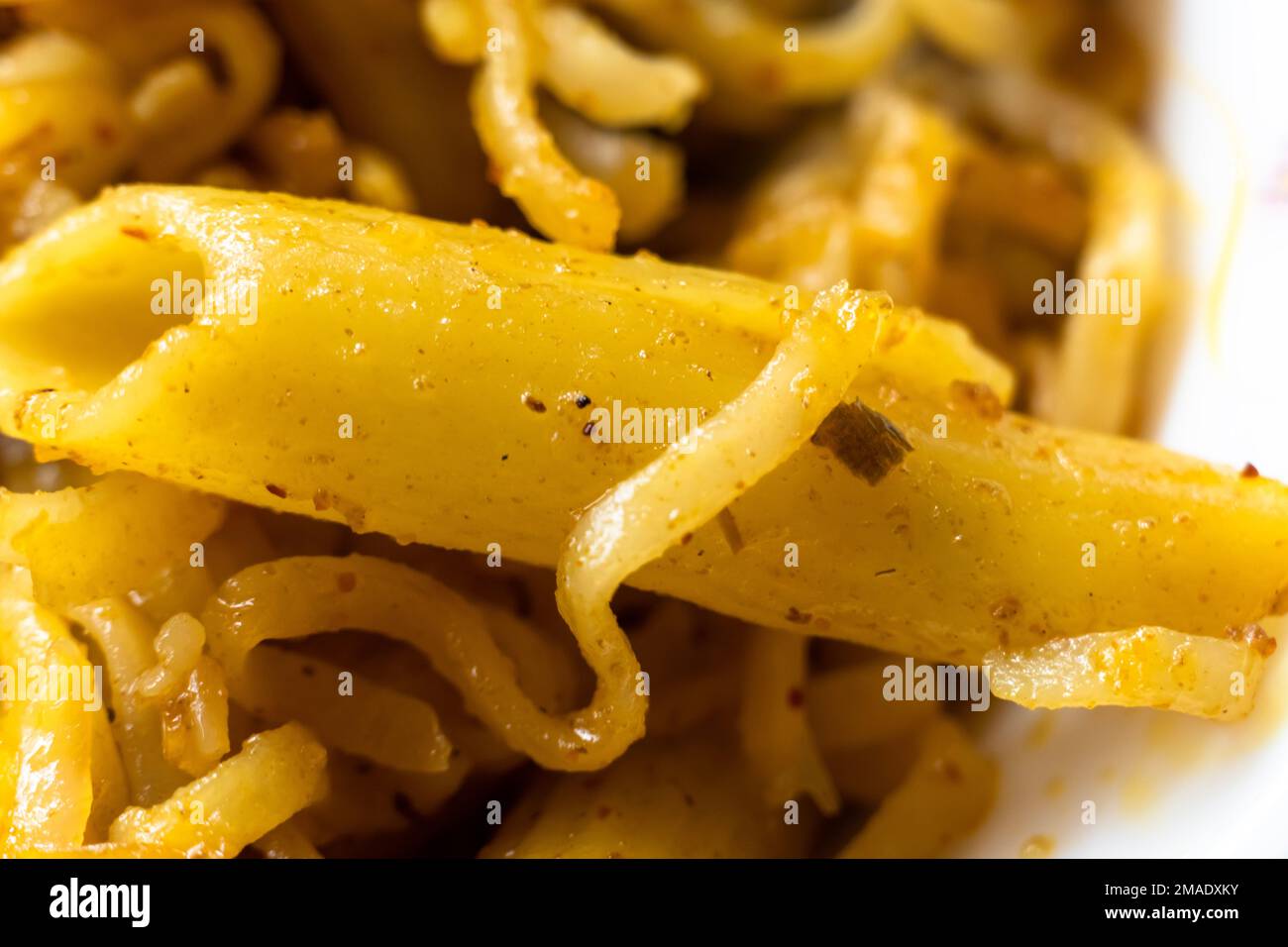 Makroansicht scharfer asiatischer Nudeln mit Pasta. Instant-Nudeln Stockfoto