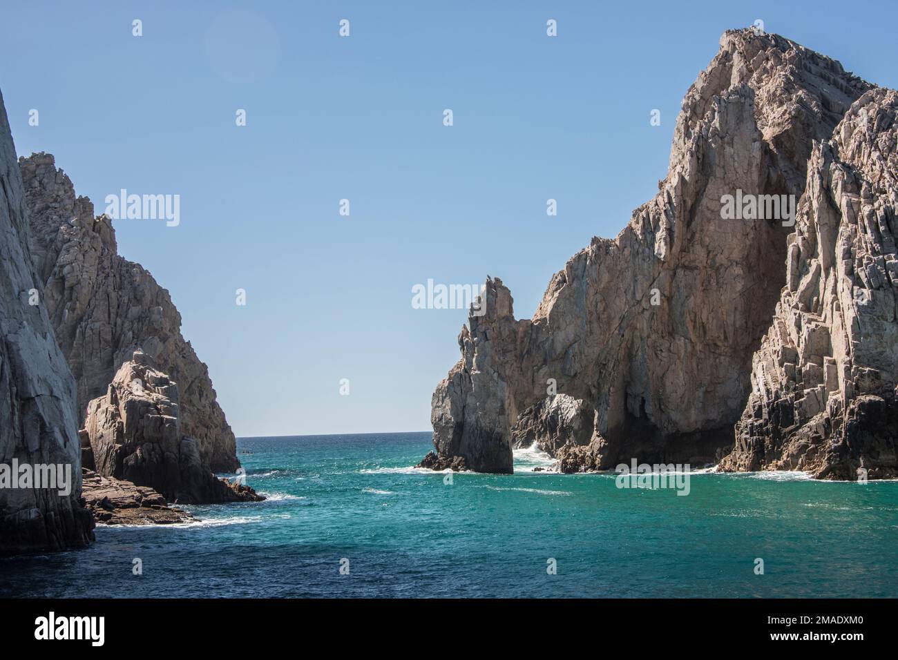 Der Cabo Arch ist vielleicht das berühmteste Wahrzeichen in Cabo San Lucas, mexikanische Riviera, Mexiko. Es ist nur mit dem Boot erreichbar und befindet sich am Land's End. Stockfoto