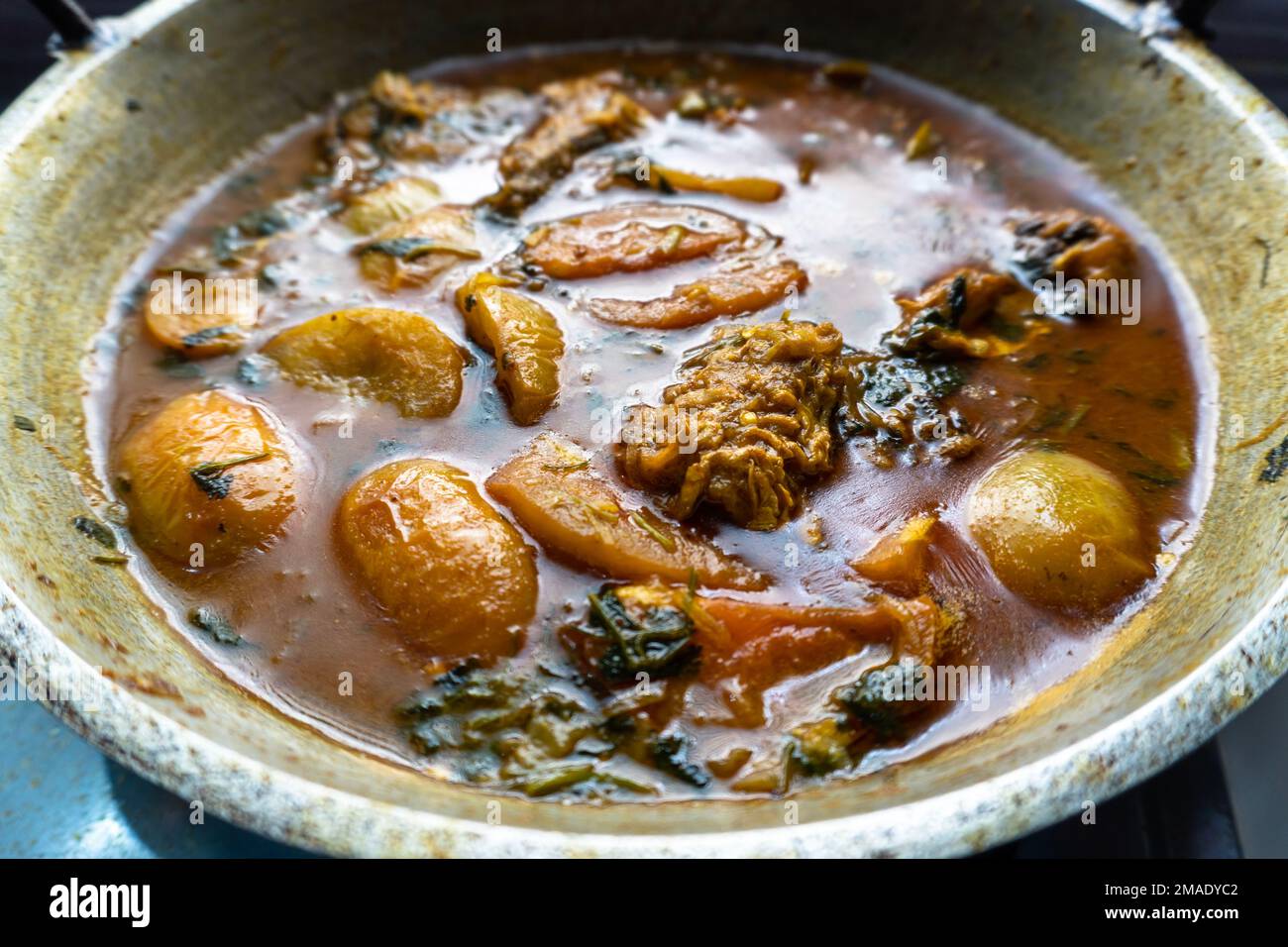 Köstliches Karpfenfischcurry mit Gemüse in einem Stahlcurry. Stockfoto