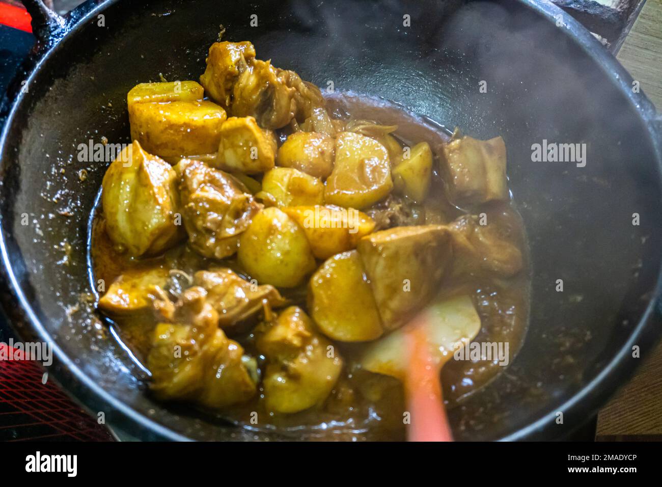 Köstliches Hühnchen-Curry mit Gemüse in einer Bratpfanne. Draufsicht. Stockfoto