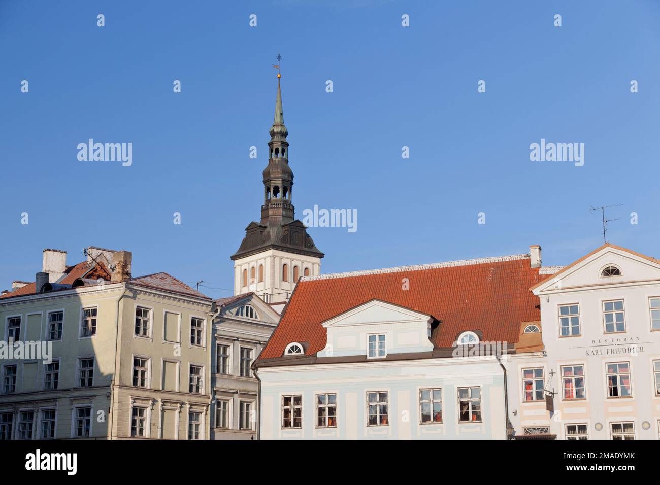 Estland, Tallinn, St. Nicolas-Kirche und lokale Gebäude. Stockfoto