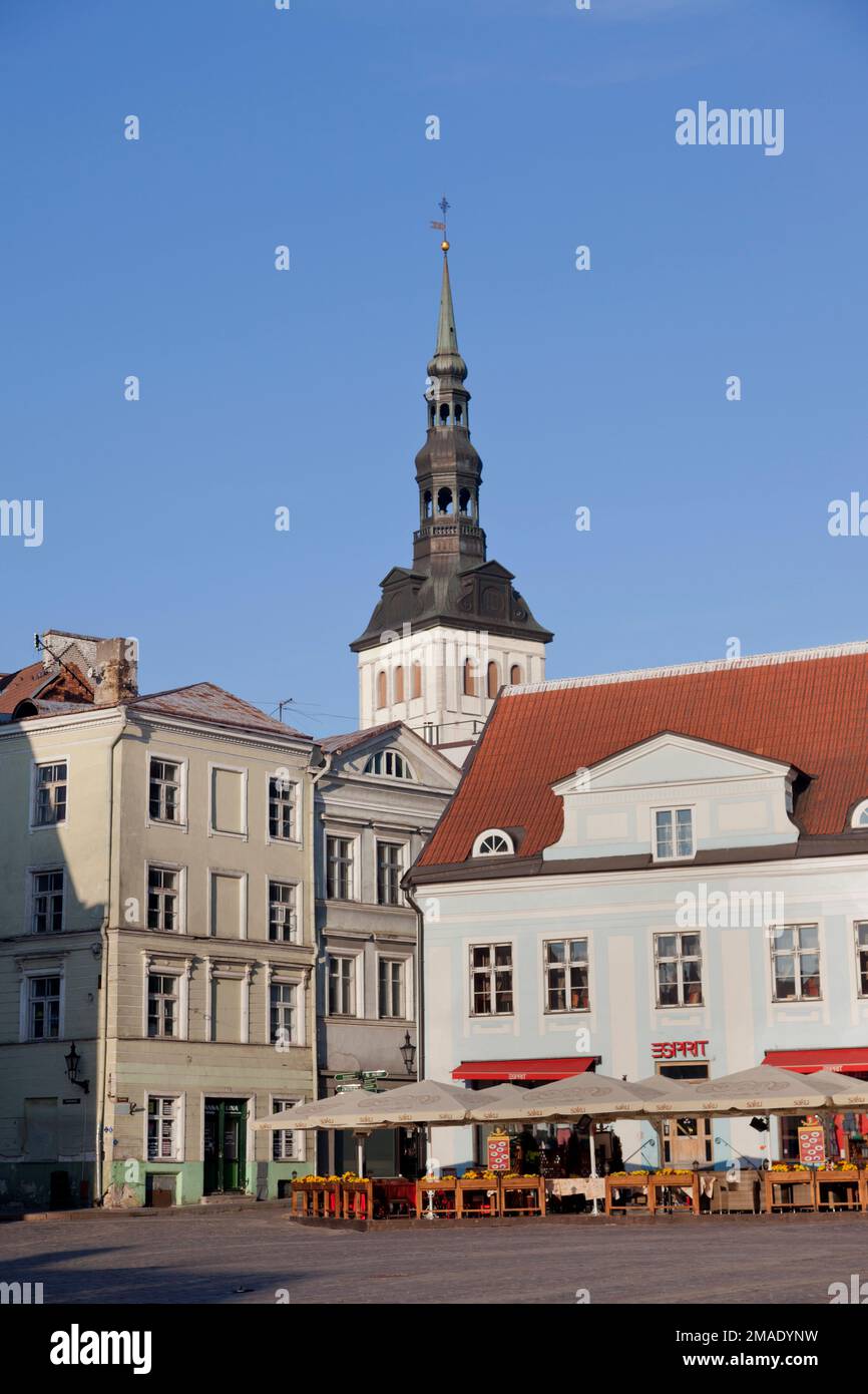 Estland, Tallinn, St. Nicolas-Kirche und lokale Gebäude. Stockfoto