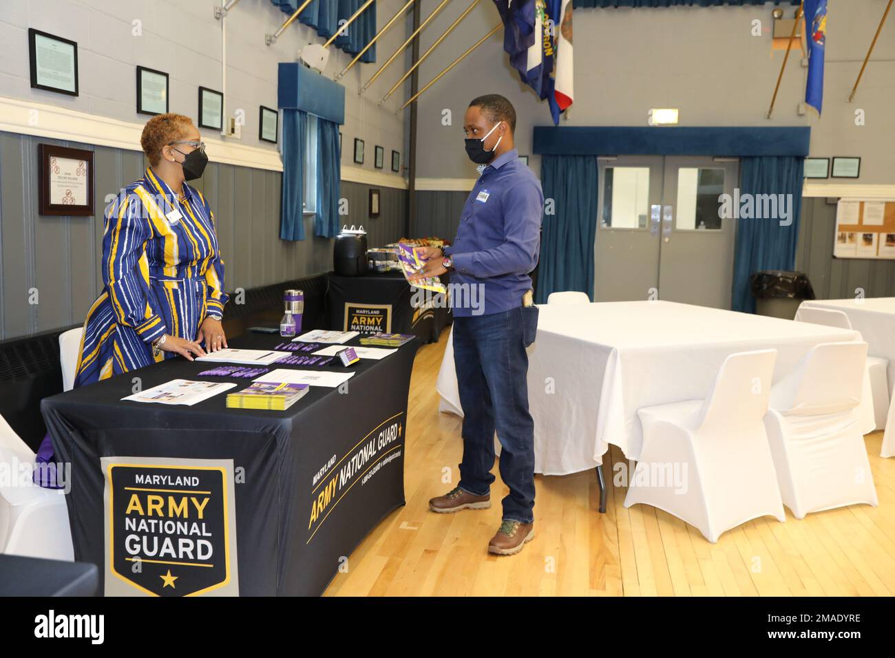 Reverend Dr. Janice Parks, Einschreibungsleiter bei Wesley Seminary, Left, spricht mit SPC. Emmanuel Ehiabor, Mechaniker für Computer-/Detektionssysteme bei der Maryland Army National Guard, über Bildungsmöglichkeiten im Ministerium während einer vom MDARNG im Camp Fretterd Military Reservation in Reisterstown, Maryland, am 26. Mai 2022 veranstalteten Open House Chaplain. Bevor er nach Amerika zog, sagte Ehiabor, er war Kaplan in seinem Heimatland Nigeria. Stockfoto
