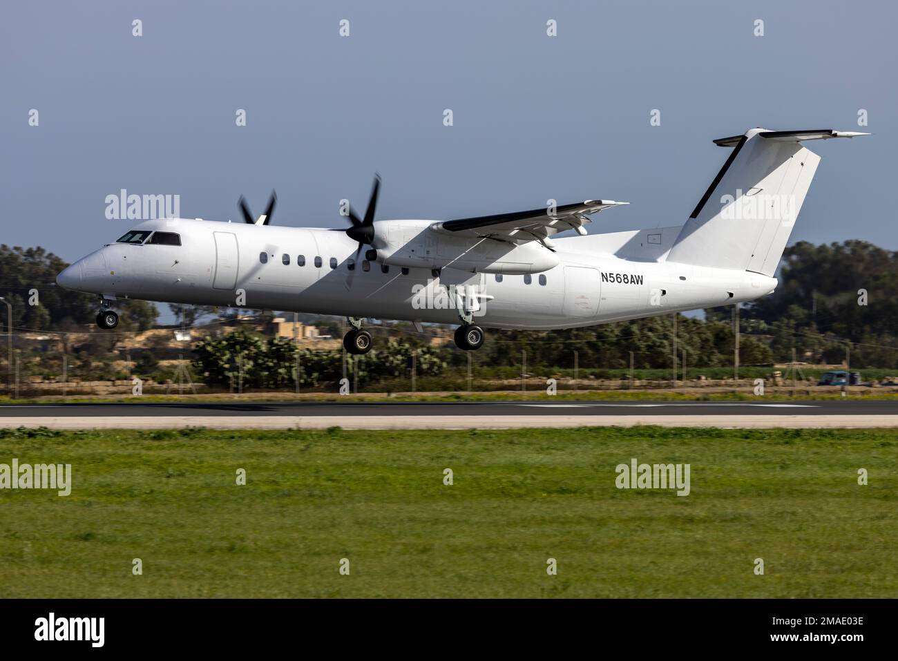 BOMBENLEGER des US-Außenministeriums DHC-8-315Q Dash 8 (REG: N568AW) auf der Endbahn 31. Stockfoto