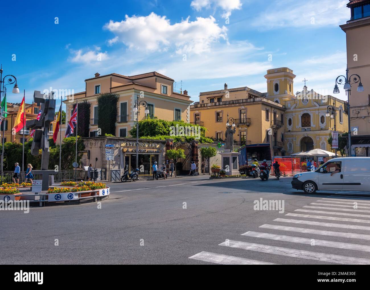 Sorrent, Italien - 11. Juni 2016: Zentraler Platz im Dorf Sorrent, Italien, an der Amalfiküste. Stockfoto