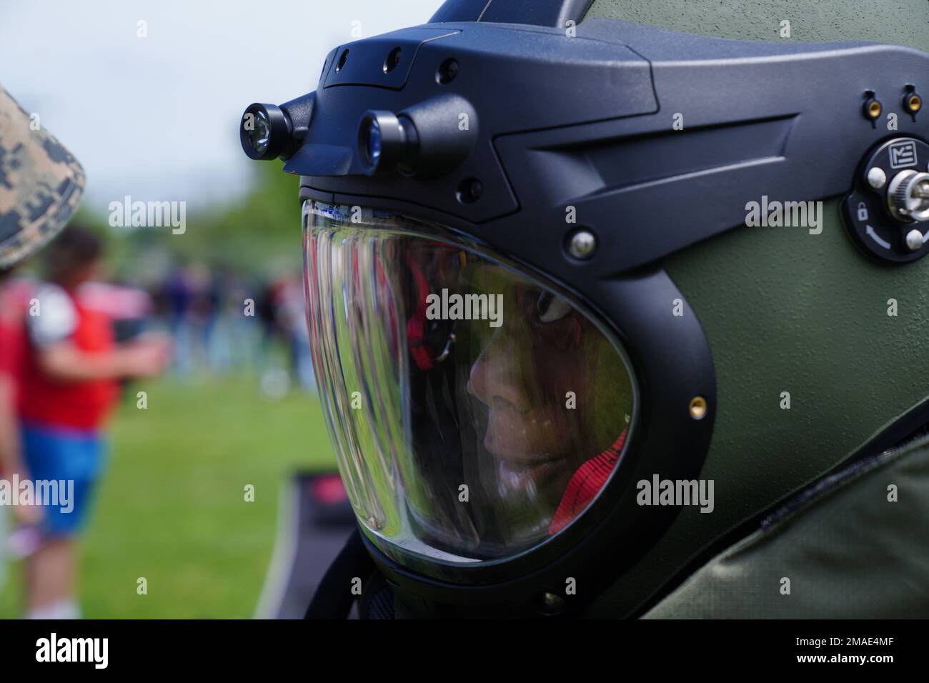 Ein Student der Philip G. Vroom Community School probiert einen EOD Advanced Bomb Suit während der Fleet Week New York 2022 im Lincoln Park, New Jersey, am 26. Mai 2022. Die Flottenwoche New York findet seit 1984 fast jedes Jahr statt, um die Seeverkehrsdienste des Landes zu feiern und ihre innovativen Fähigkeiten hervorzuheben. Gleichzeitig bietet sie den Bürgern von New York City und der umliegenden Dreistaatenregion die Möglichkeit, Matrosen, Marines und Küstenwachmännern zu begegnen. Stockfoto