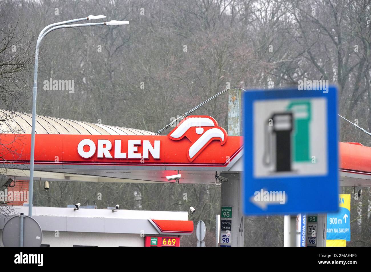 Slubice, Polen. 18. Januar 2023. Ein Piktogramm auf der Straßenseite weist auf die Tankstelle der Orlen Company hin. Kredit: Soeren Stache/dpa/Alamy Live News Stockfoto