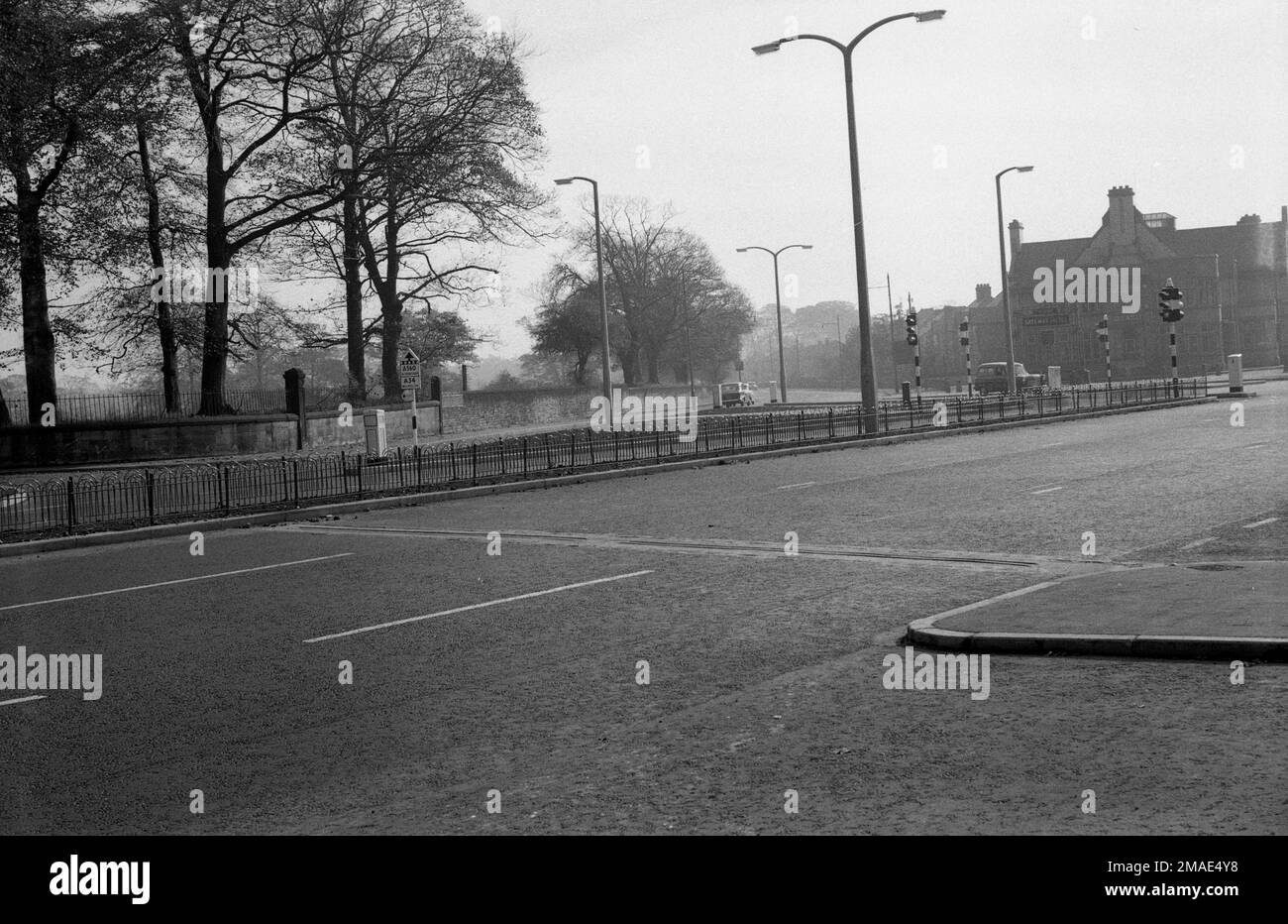 1950er, Historic, Wilmslow Rd, Parrs Wood, East Didsbury, Manchester, England, Großbritannien. Auf dem Schild steht A560 nach Altrincham und A34 nach Wilmslow. In der Ferne, an der Kreuzung von Kingsway und Wilmslow Road (A34), befindet sich das Gateway Hotel, ein Hotel und Pub, das in den 1930er an einer alten Mautstraße erbaut wurde. Stockfoto