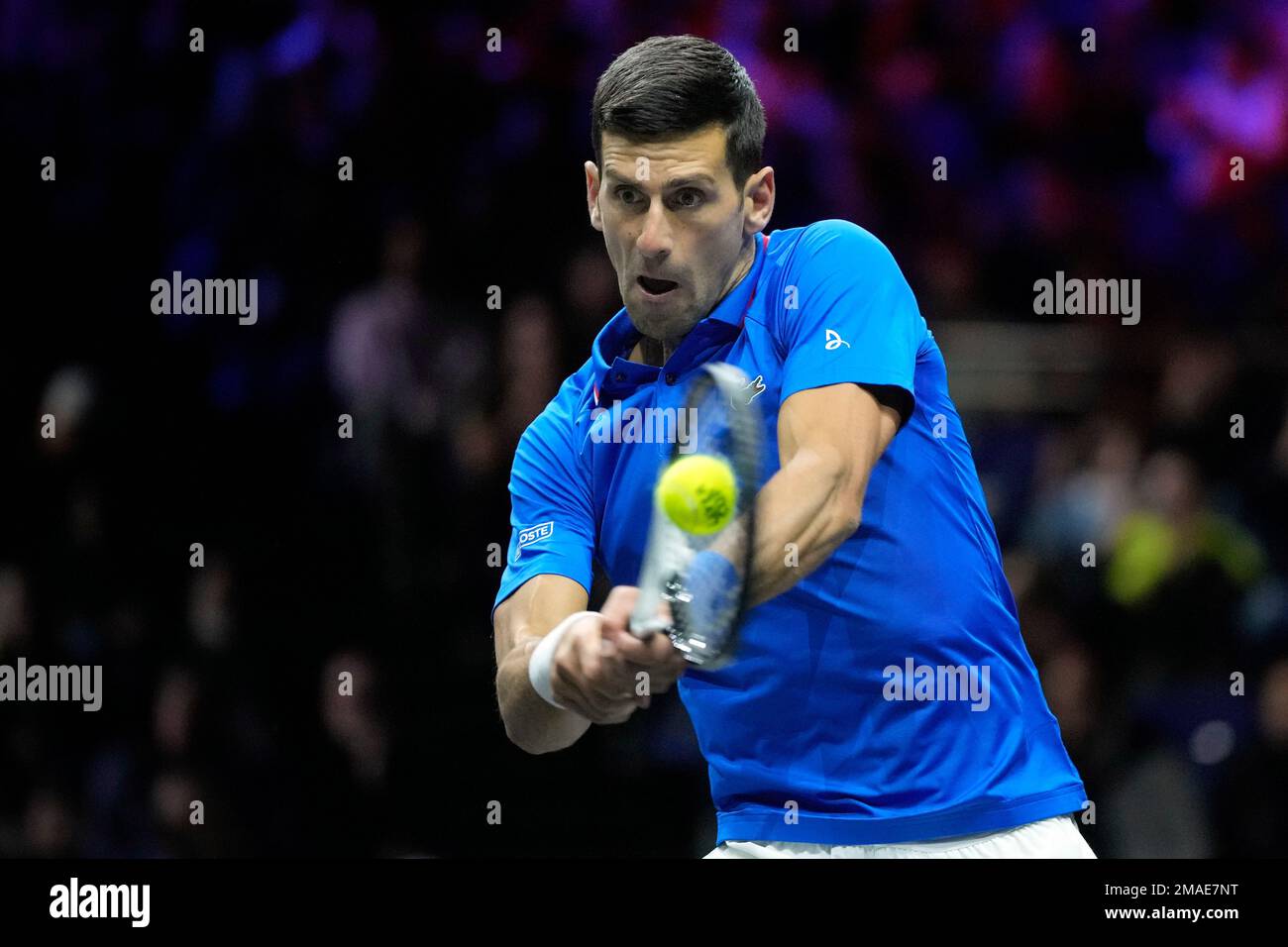 Team Europe's Novak Djokovic plays a return to Team Wold's Felix Auger-Allassime during their singles tennis match on third day of the Laver Cup tennis tournament at the O2 in London, Sunday, Sept. 25, 2022. (AP Photo/Kin Cheung) Stockfoto