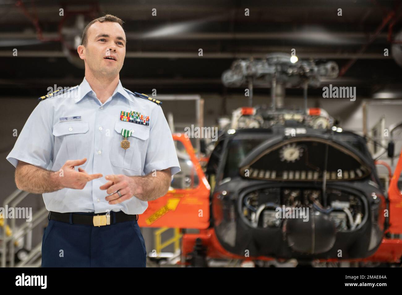 Leutnant Cmdr. Jason Joll, ein MH-60 Jayhawk-Pilot, hält eine Rede, nachdem er am 26. Mai 2022 in der Luftwaffenstation Astoria der Küstenwache in Warrenton, Oregon, einen Flugpreis erhalten hat. Joll wurde mit dem "Orden der Daedalians Coast Guard" ausgezeichnet. Stockfoto